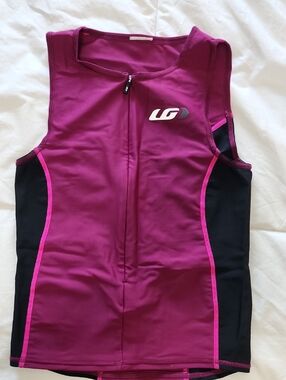 Louis Garneau Sleeveless Triathlon Top in Berry Pink & Black
